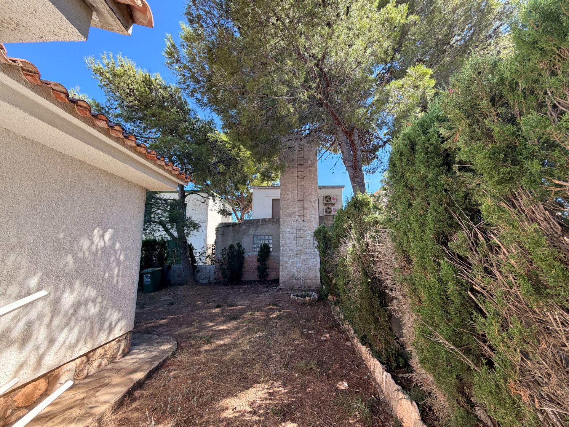Chalet independiente con gran potencial de reforma y proyecto de piscina en Miami Platja (Costa Dorada) - Image 11